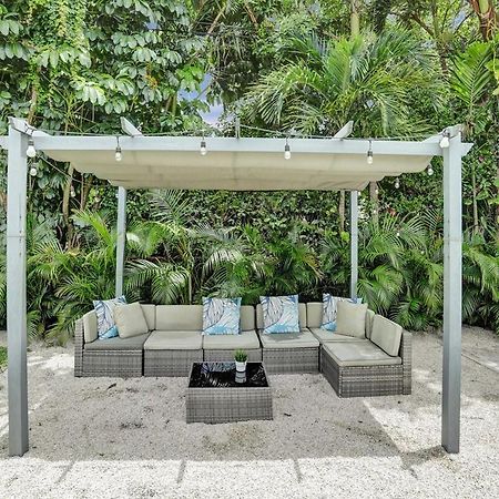 Вилла Miami Getaway 4BR With BBQ & Relaxing Backyard Golden Glades Экстерьер фото